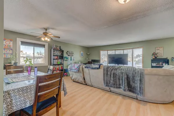 Calgary, AB T1Y 2W7,957 Rundlecairn WAY NE