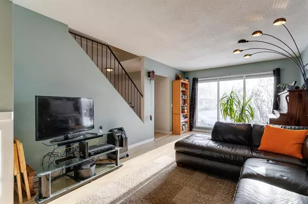 Calgary, AB T2W 3P3,322 Woodvale CRES SW