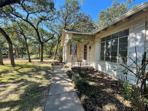 1211 Churchill Road, River Oaks, TX 76114