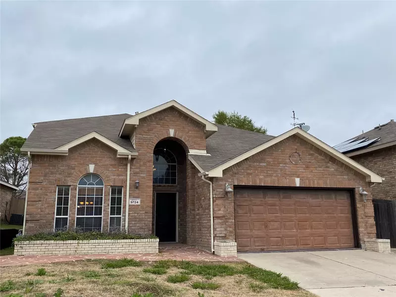 9724 Maryville Lane, Fort Worth, TX 76108