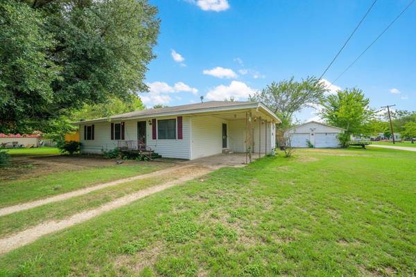 302 S Runnels Avenue, Streetman, TX 75859