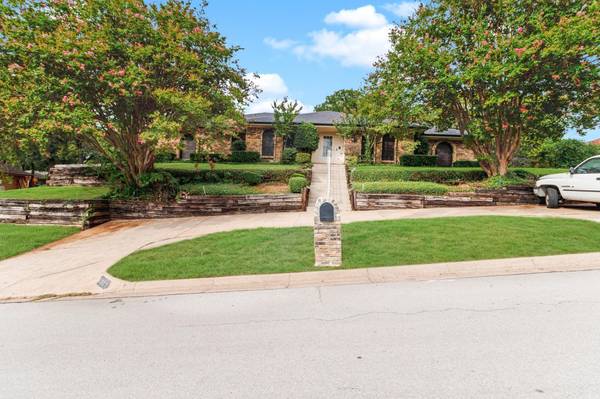 2225 Prestonwood Drive, Arlington, TX 76012