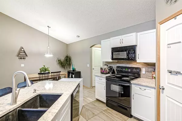 Calgary, AB T2Y 5J7,31 Everridge SQ SW #204