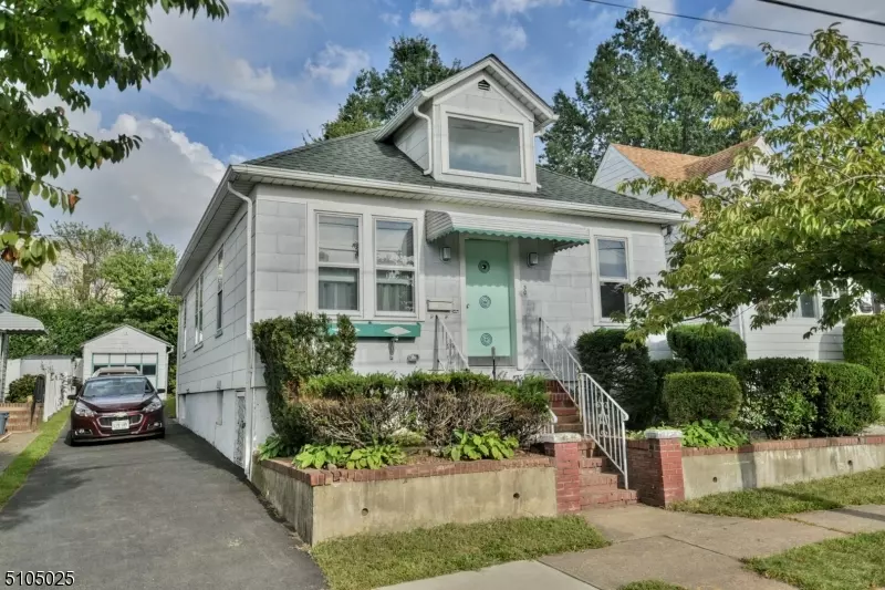 30 Pershing St, Garfield City, NJ 07026