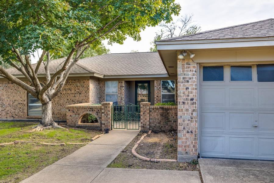 305 Northglen Drive, Hurst, TX 76054