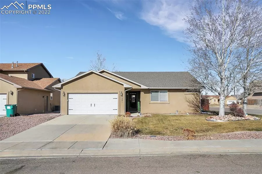 2401 Meadowlark LN, Pueblo, CO 81008