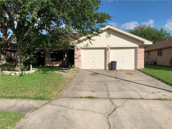 106 Pecanwood Place, Port Lavaca, TX 77979