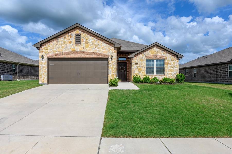 3905 Bridle Path Lane, Sanger, TX 76266