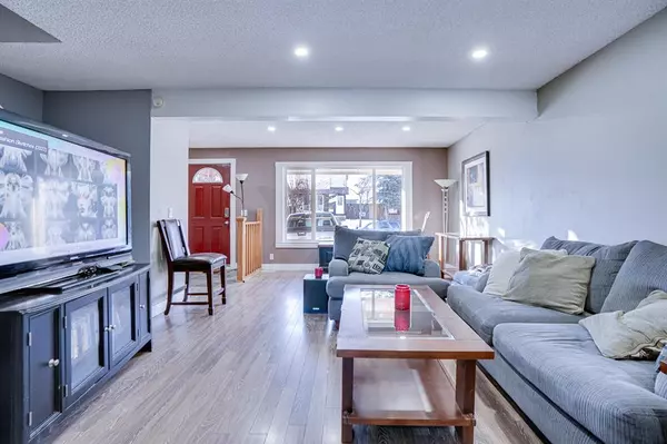 Calgary, AB T3J 1Y6,135 Castlegreen Close NE