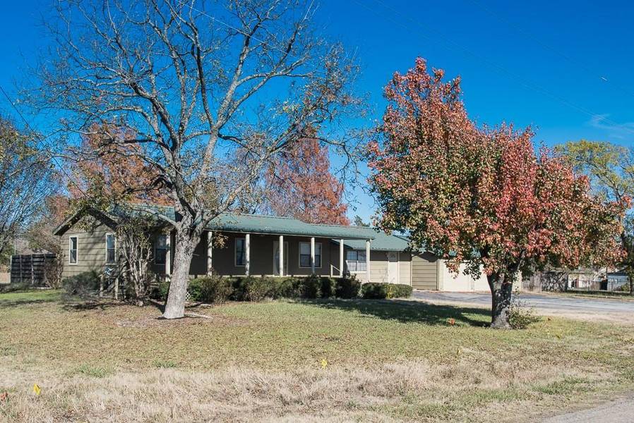 806 W Crockett Street, Wolfe City, TX 75496