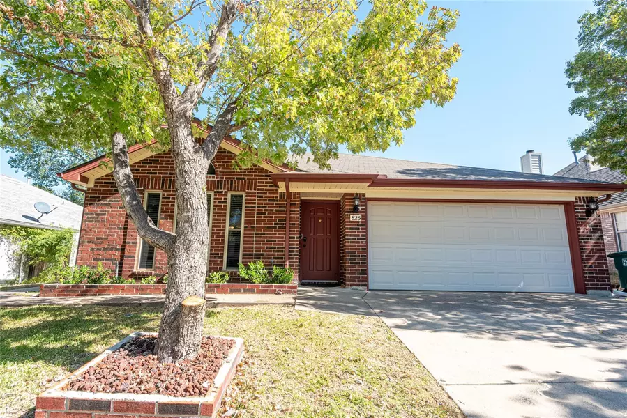 825 Voltamp Drive, Fort Worth, TX 76108