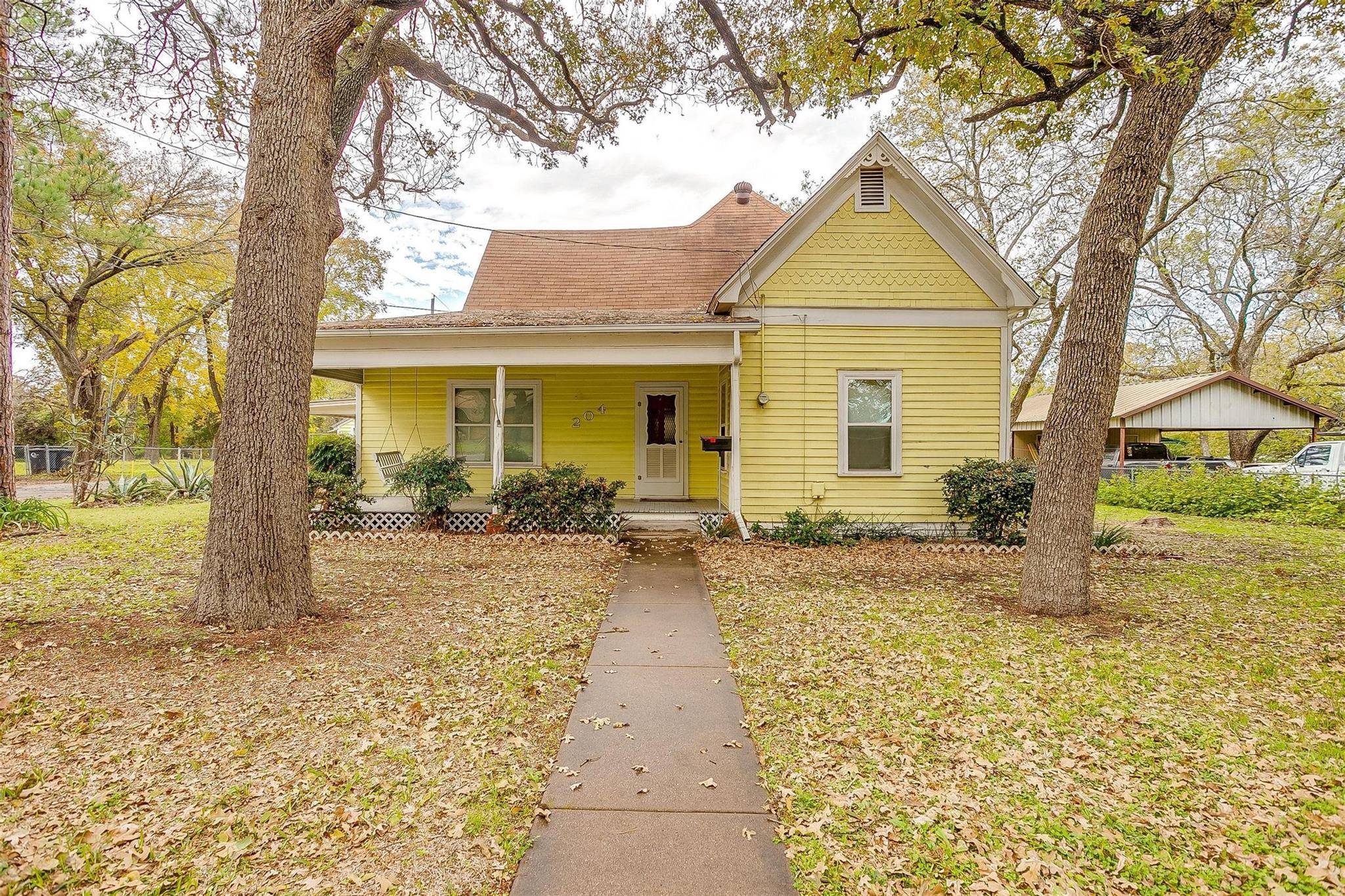 204 S Washington Street, Cleburne, TX 76031