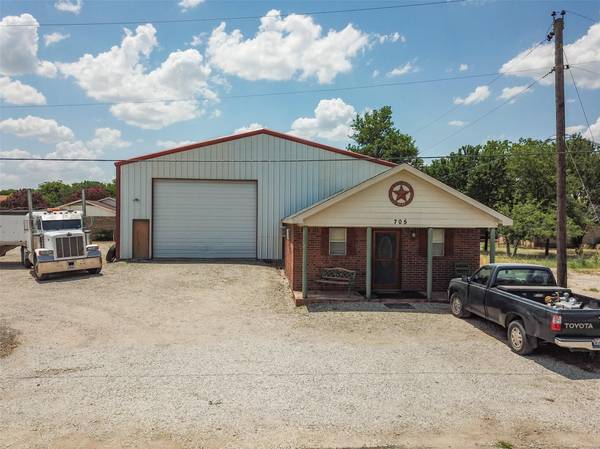 705 N Sealy Avenue,  Justin,  TX 76247