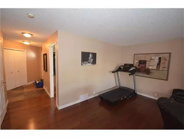 Calgary, AB T2Y 3X9,258 Millview Bay SW