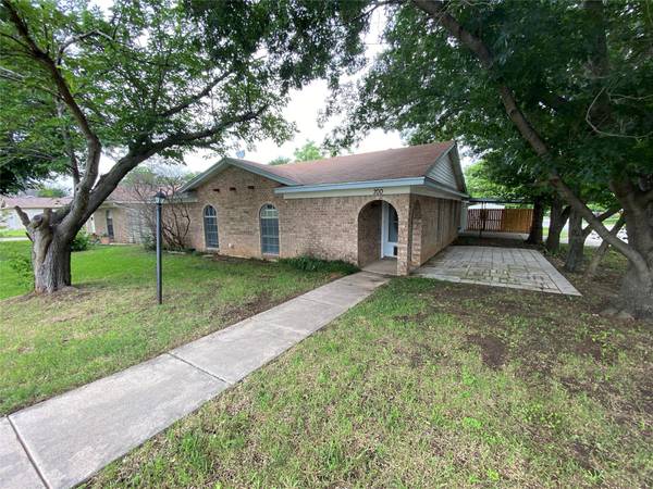 700 Bridle Avenue, White Settlement, TX 76108