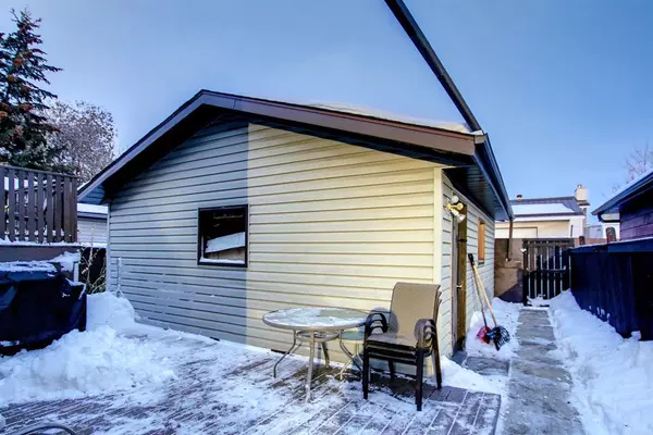 Red Deer, AB T4R 1X8,33 Erickson DR