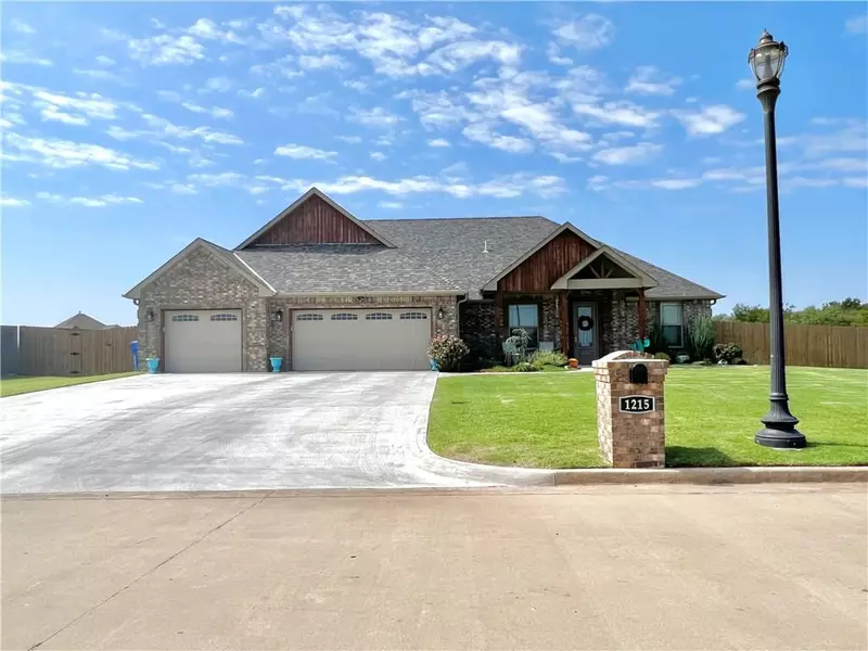 1215 Hummingbird Drive, Cache, OK 73527