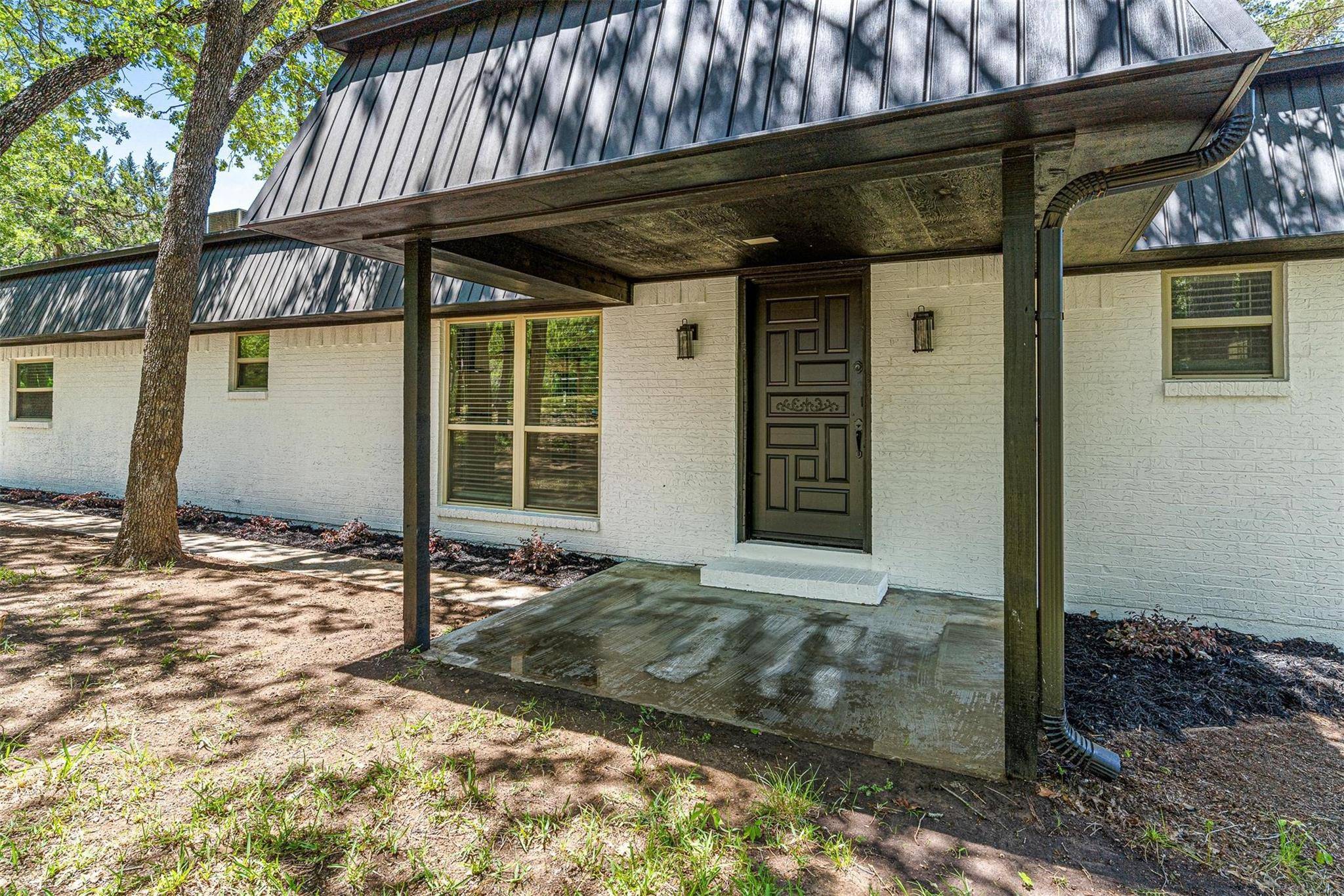1412 S Briaroaks Road, Cleburne, TX 76031