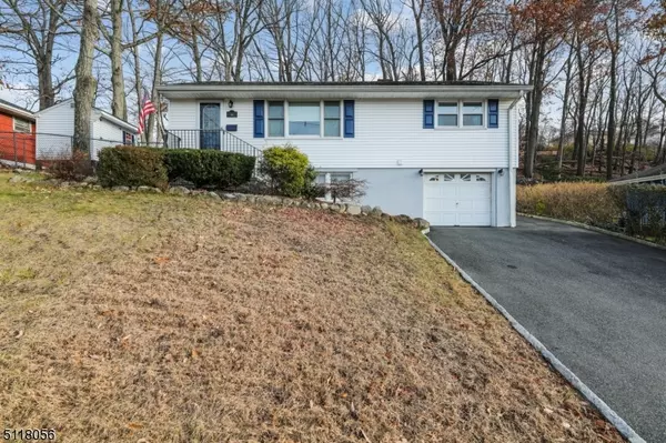 146 Rafkind Rd, Bloomingdale Boro, NJ 07403