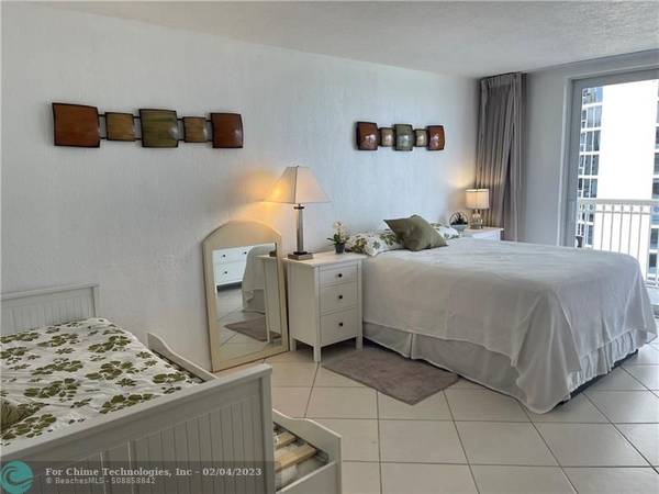 Sunny Isles Beach, FL 33160,19201 Collins Ave  #821