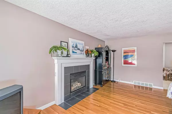 Calgary, AB T3A 1M2,5936 53 ST NW