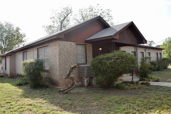 1002 N High Street, Brady, TX 76825