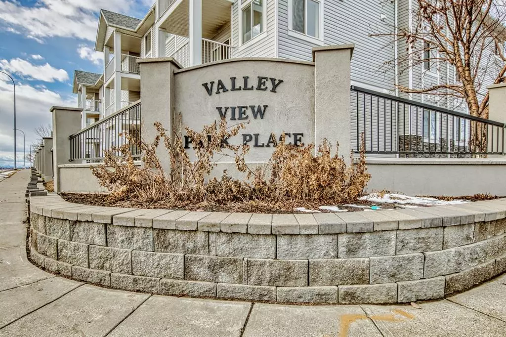 Calgary, AB T2B 3R6,1208 Valleyview PARK SE #208