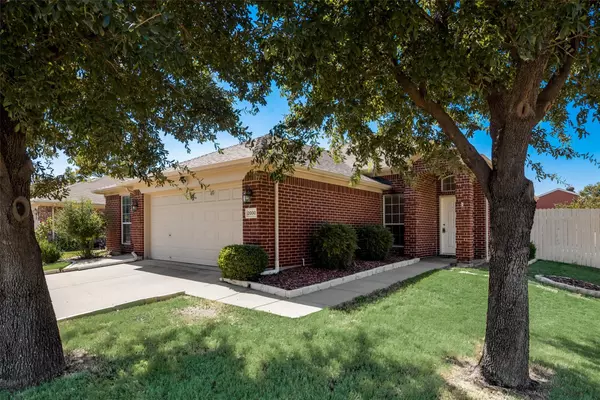 2000 Kingsbrook Trail, Fort Worth, TX 76120