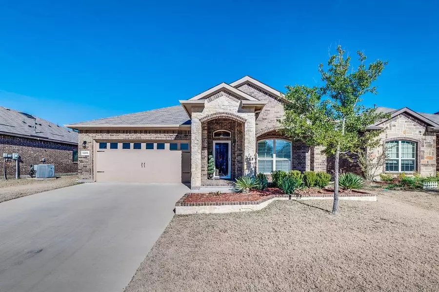 5205 Glen Meadow Drive, Arlington, TX 76001