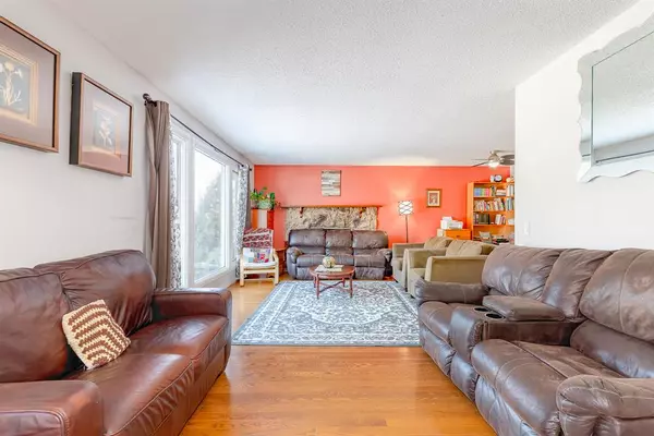 Calgary, AB T3K 1R2,40 Bearberry CRES NW