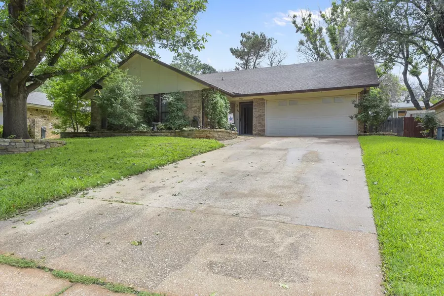 3809 Lynbrook Lane, Arlington, TX 76015