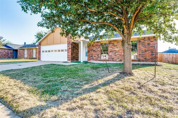 7204 Whitewood Drive, Fort Worth, TX 76137