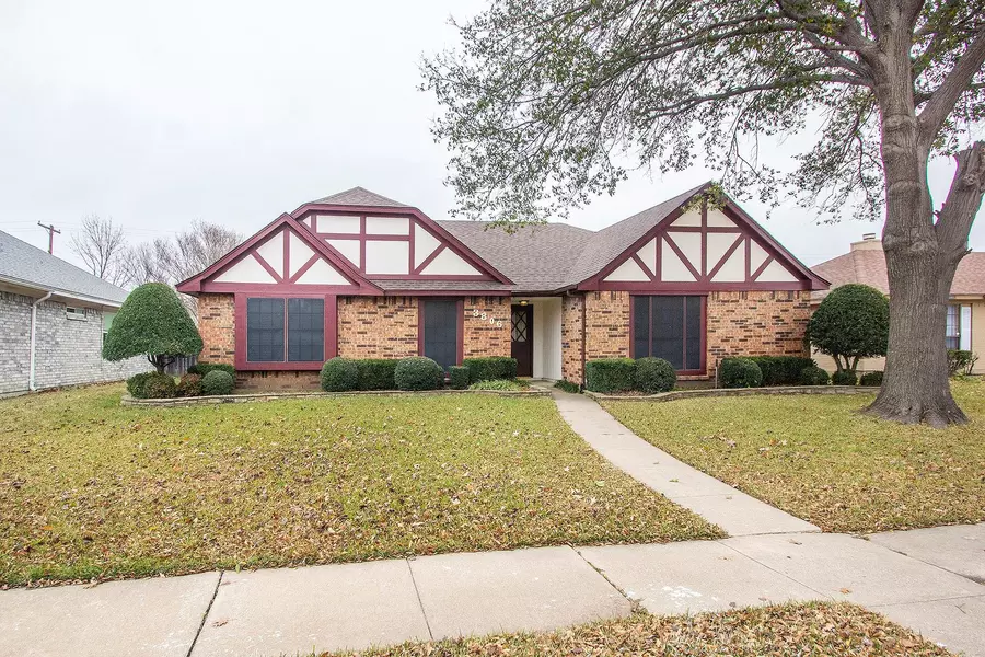 3806 Knights Bridge Drive, Rowlett, TX 75088