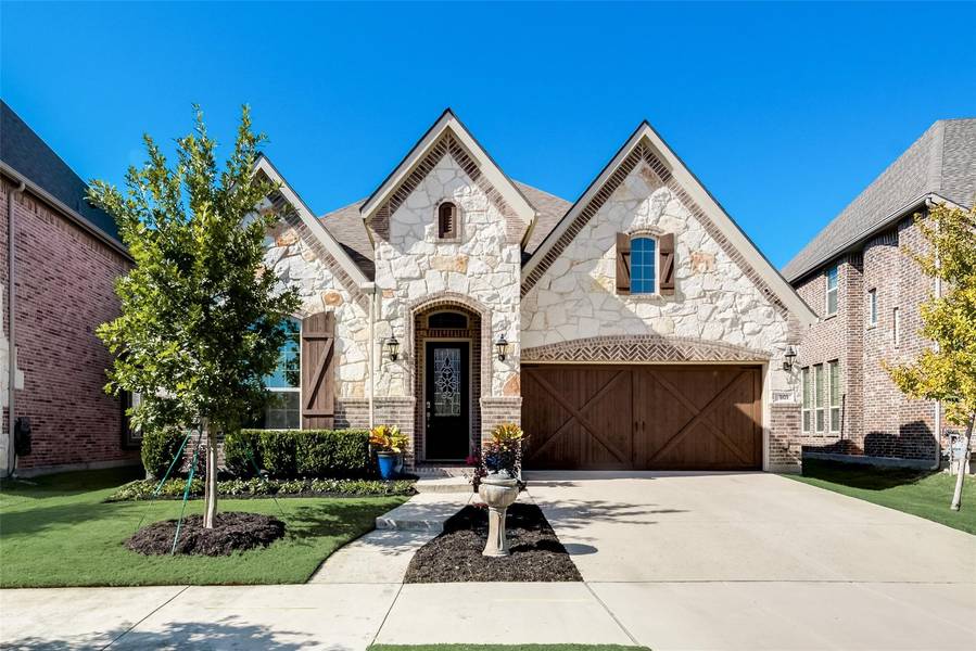 901 Red Maple Road, Euless, TX 76039