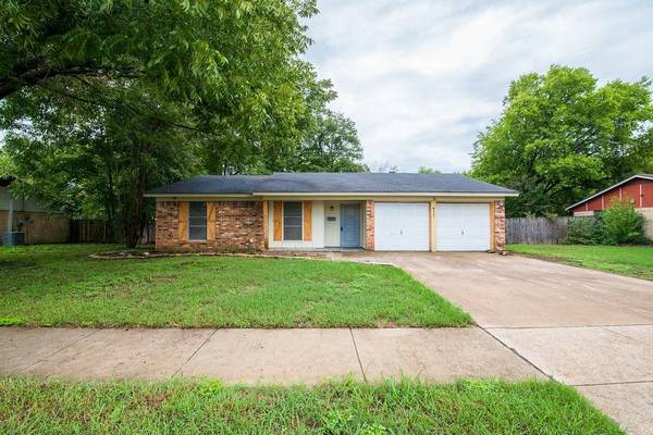 617 Lynnewood Avenue, Burleson, TX 76028