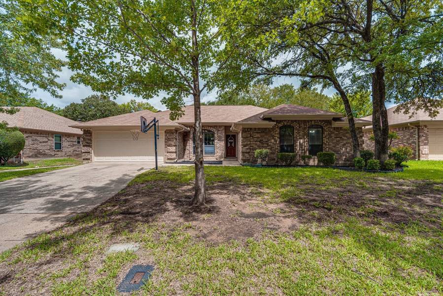 320 Bremen Drive, Hurst, TX 76054