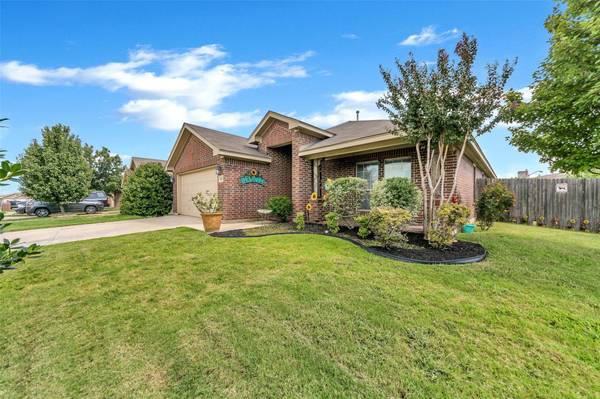 417 Brookhollow Lane, Saginaw, TX 76131