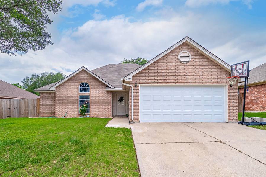 7937 Hunters Glen Drive, Watauga, TX 76148