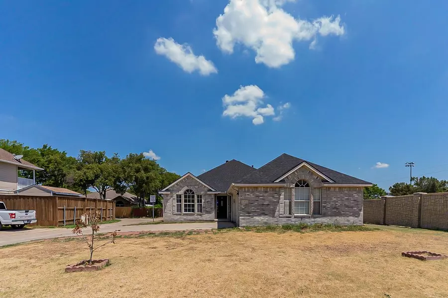 1354 Ashbrook Drive, Grand Prairie, TX 75052