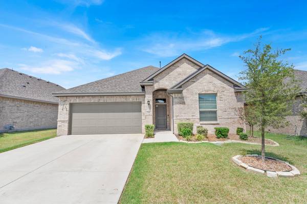 526 Hazeltine Road, Red Oak, TX 75154