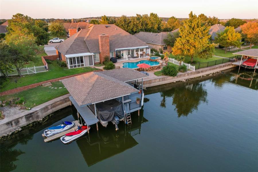 2500 Waters Edge Drive, Granbury, TX 76048