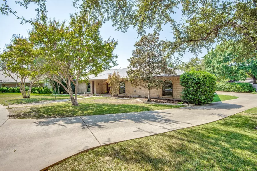 2711 Lakeview Lane, Carrollton, TX 75006