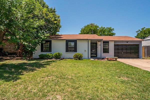 320 Guadalupe Drive, Saginaw, TX 76179