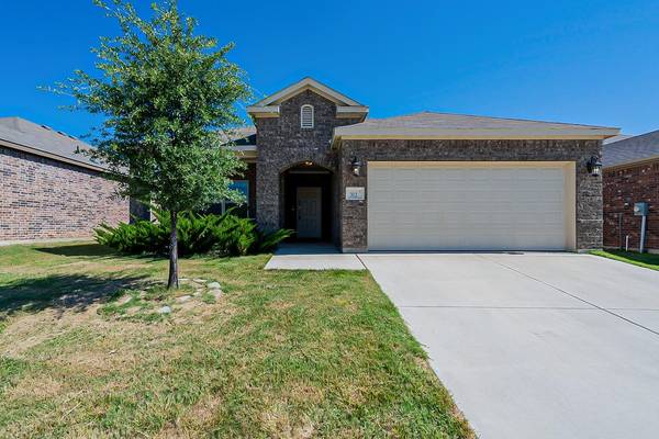 312 Emerald Creek Drive, Fort Worth, TX 76131