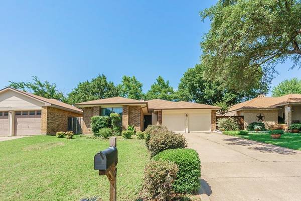 207 Blueleaf Drive, Arlington, TX 76018