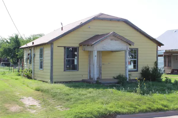 230 S 9th Avenue, Munday, TX 76371