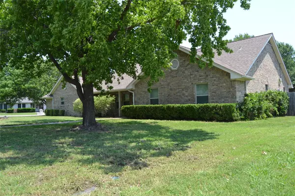 2126 Pecan, Bonham, TX 75418