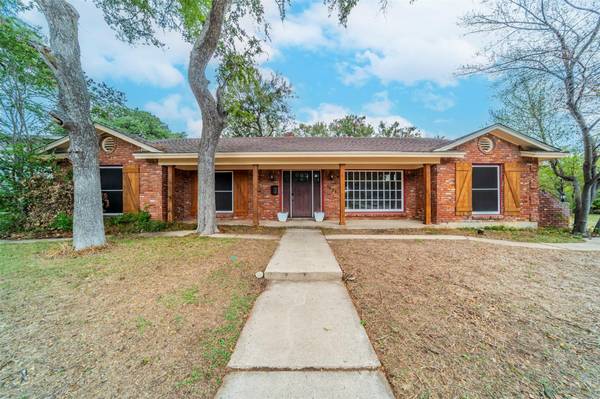 5025 Fall River Drive, Fort Worth, TX 76103