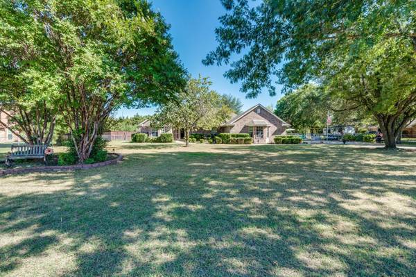 1303 Lariat Circle, Oak Leaf, TX 75154