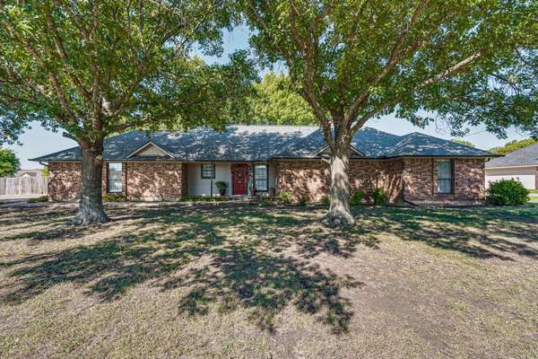 121 Lassetter Drive, Red Oak, TX 75154